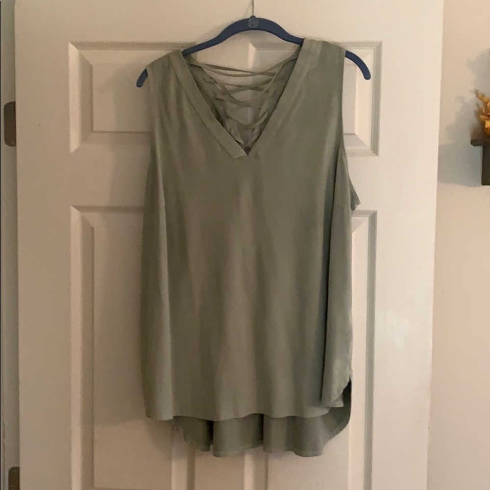 Women’s sleeveless shirt